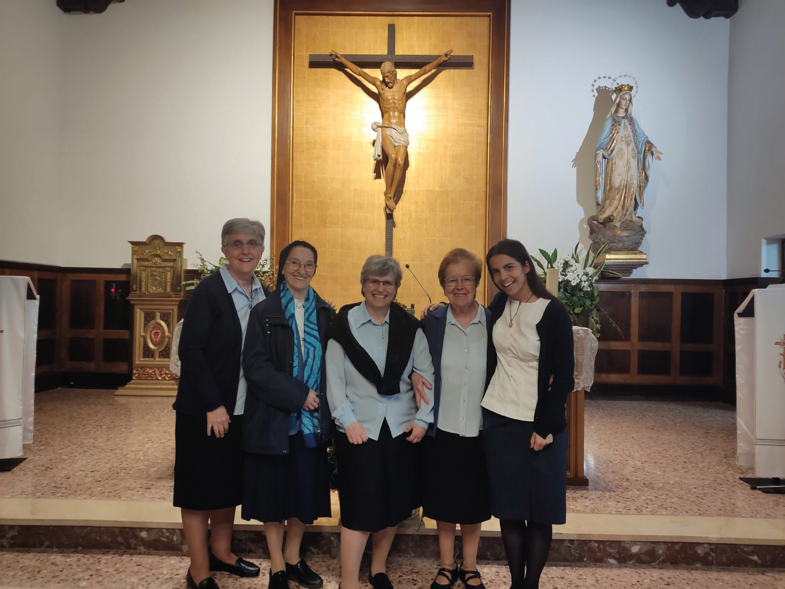 Patricia, a la derecha, con sus hermanas de comunidad.