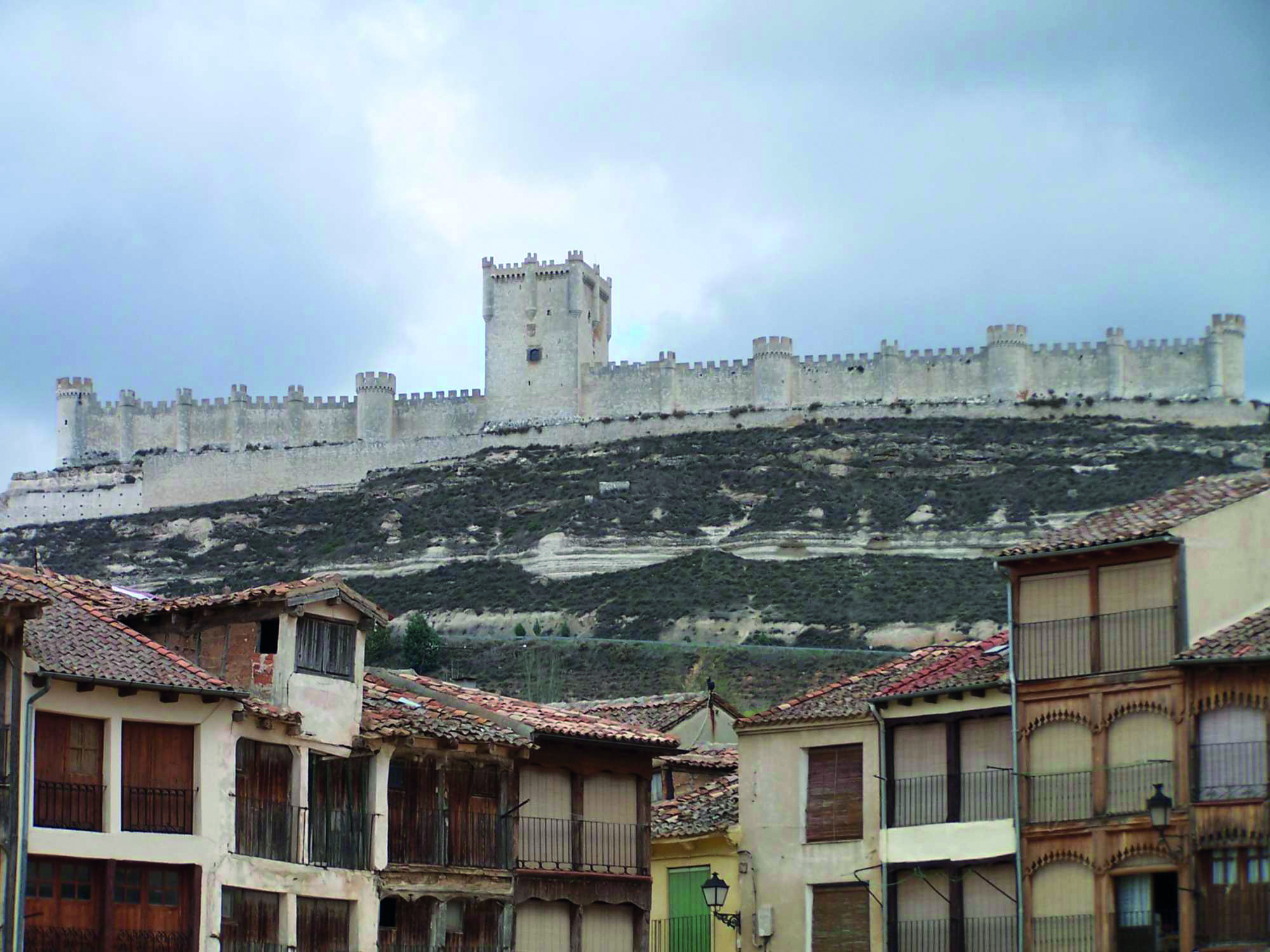 Castillo de Peñafiel desde la Plaza del Coso, en Valladolid.