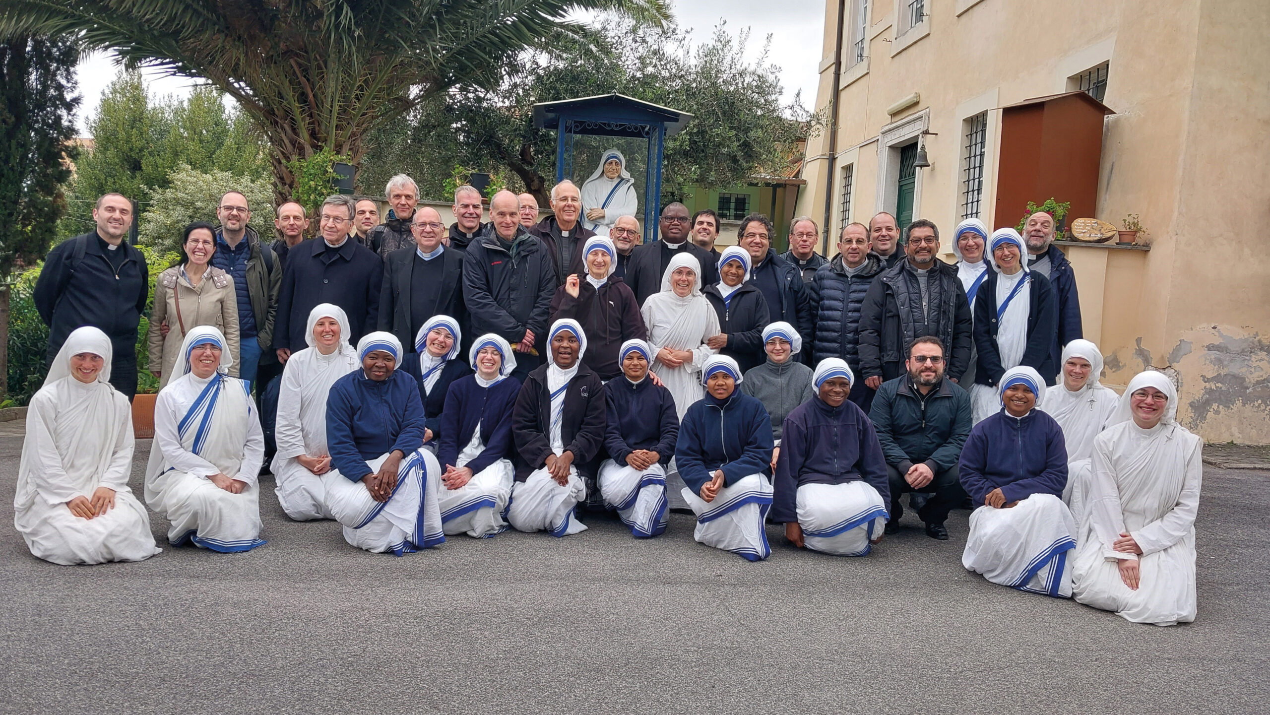 José María Calderón, de pie a la derecha del todo, junto con otros sacerdotes del movimiento Corpus Christi y Misioneras de la Caridad.