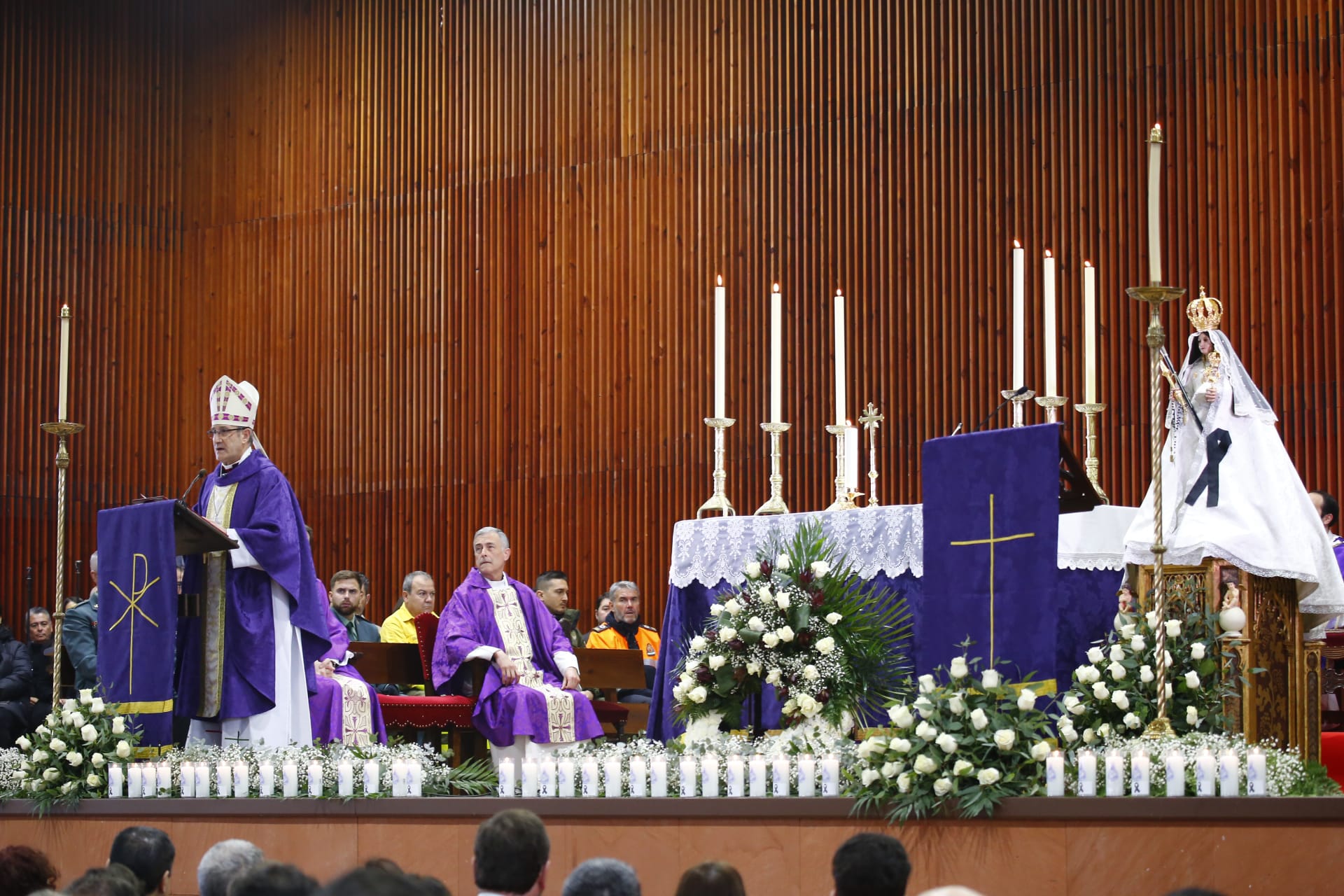 El obispo de Córdoba, monseñor Jesús Fernández, preside la santa misa ante más de setecientas personas y en la que, de manera excepcional, ha estado la imagen de la Virgen del Sol, patrona de Adamuz en el altar. Fotografía de la Diócesis de Córdoba.