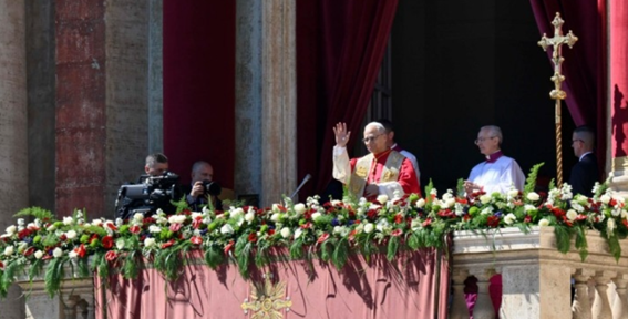 El Papa León XIV en la bendición Urbi et Orbi desde San Pedro